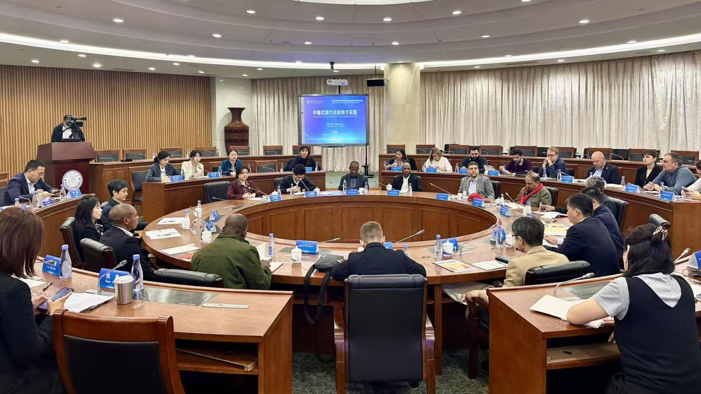 世界共产党理论干部考察团访问福建