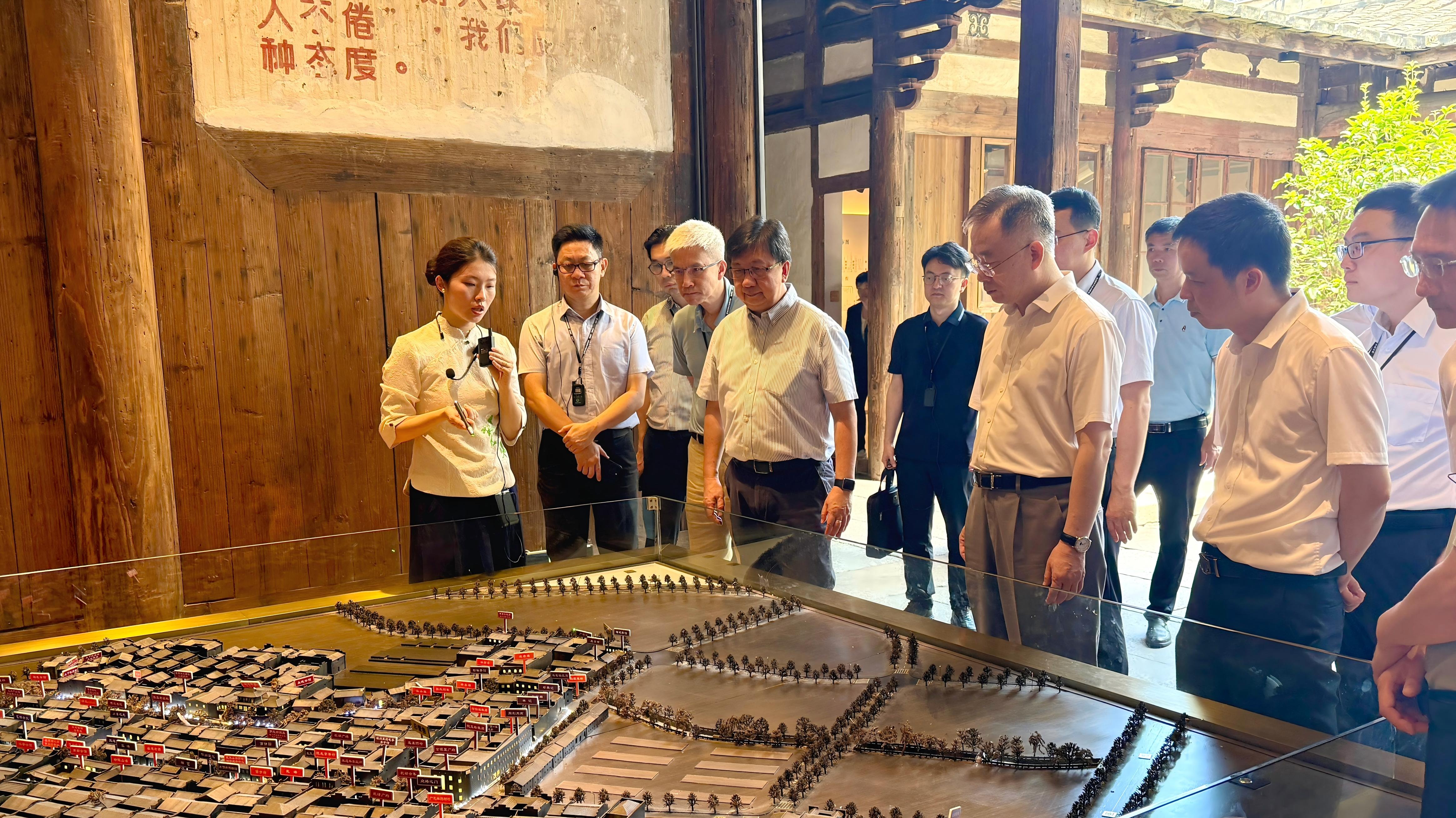 澳门特区政府运输工务司司长谭伟文率团访闽